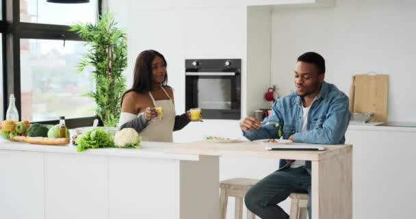 Afroamerykańska para je lunch w kuchni — Wideo stockowe