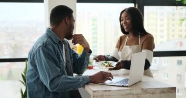 Kocasından lezzetli yemekler pişirdiği için yürekten iltifat alan bir kadın.