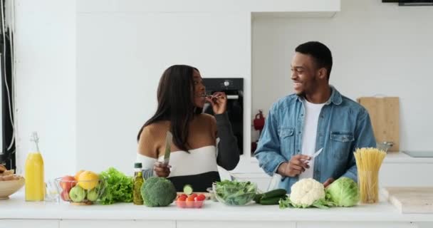 Paar plezier hebben tijdens het bereiden van voedsel in de keuken — Stockvideo
