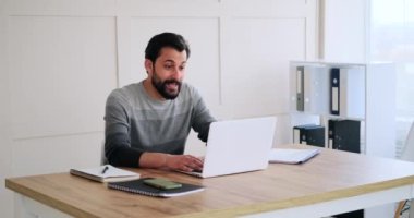 İş adamı video konferansı için dizüstü bilgisayar kullanıyor