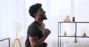 Adam olay yerinde koşuyor ve şişeden su içiyor.