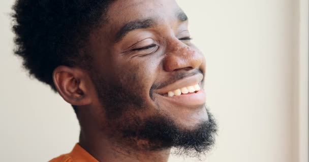 Joven feliz mirando hacia otro lado y sonriendo — Vídeos de Stock