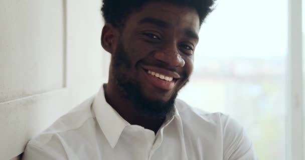 Joven hombre de negocios afroamericano sonriendo — Vídeos de Stock