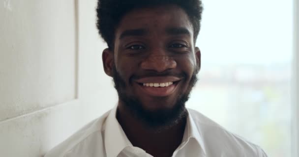 Joven hombre de negocios afroamericano sonriendo — Vídeos de Stock