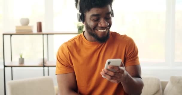 Mann benutzt Handy beim Tanzen und Musikhören über Kopfhörer — Stockvideo
