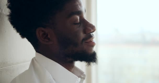 Духовний американський бізнесмен - афроамериканець усміхається — стокове відео