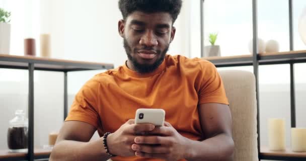 Αφρο-Αμερικανός άνθρωπος μήνυμα κειμένου χρησιμοποιώντας το κινητό τηλέφωνο — Αρχείο Βίντεο