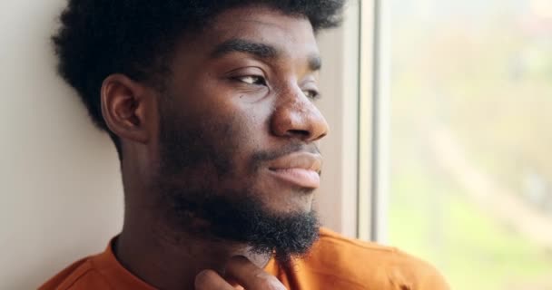 Un hombre reflexivo mirando por la ventana — Vídeos de Stock