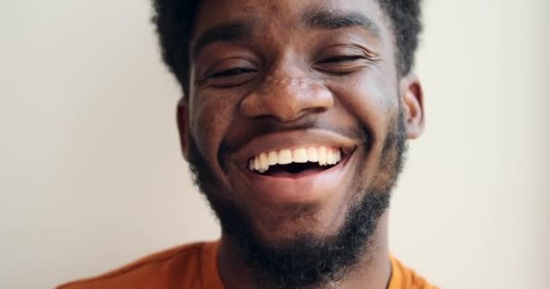 Hombre afroamericano riendo y haciendo caras graciosas — Vídeos de Stock