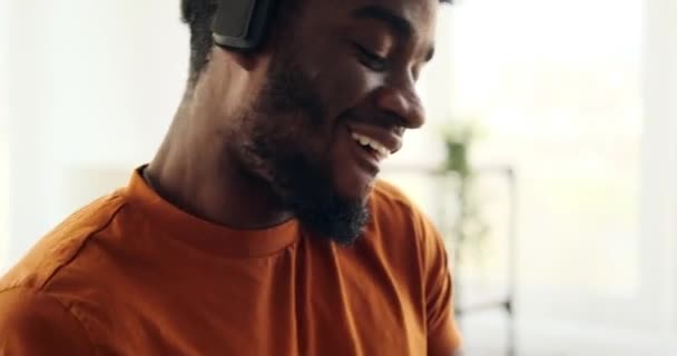 Homem dançando enquanto ouve música em fones de ouvido — Vídeo de Stock