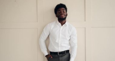 Elleri ceplerinde genç bir işadamı