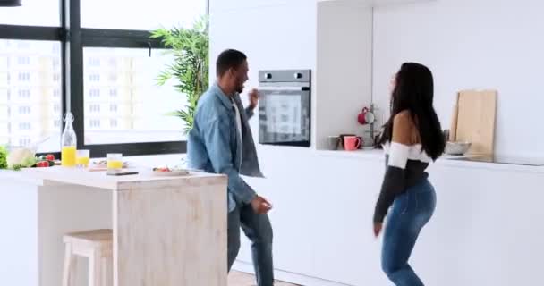 Casal animado dançando na cozinha — Vídeo de Stock