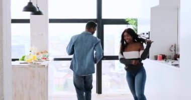 Mutfakta dans eden mutlu genç çift.