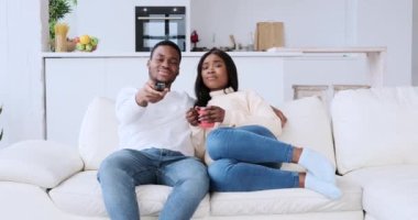 Çiftler boş zamanlarını evde geçirirler.