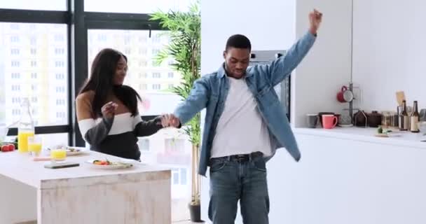 Casal feliz dançando na cozinha — Vídeo de Stock
