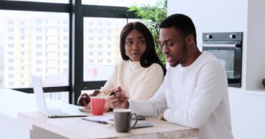 Çift dizüstü bilgisayarda çalışıyor ve hesap makinesi kullanıyor.