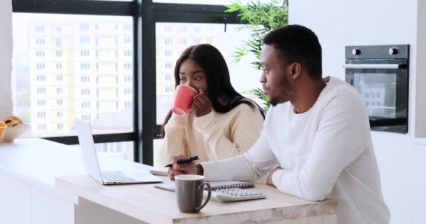 Pareja discutiendo trabajo y escribiendo notas — Vídeos de Stock