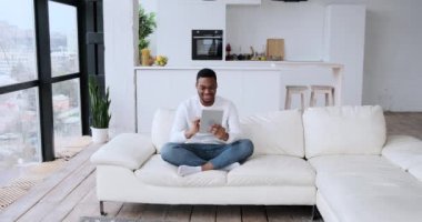 Kadın kocasına sürpriz hediye veriyor.