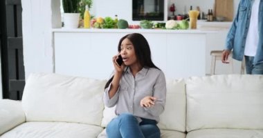 Afrikalı Amerikalı çift cep telefonuyla konuşuyor.