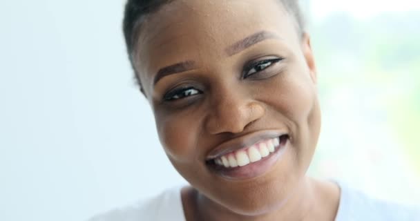 Mujer joven sonriendo en casa — Vídeos de Stock