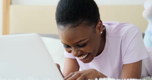 Happy woman using laptop in bed — Stock Video