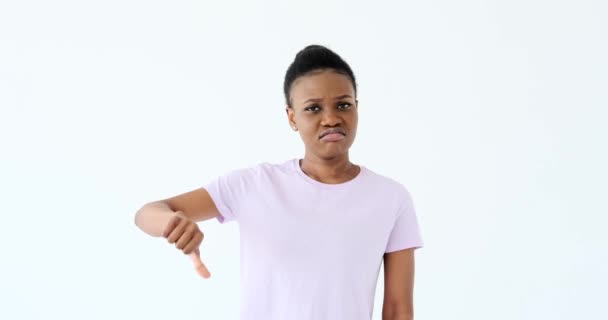 Mujer infeliz dando pulgares hacia abajo gesto — Vídeos de Stock