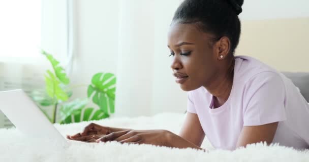 Tänksam kvinna som använder laptop i sängen — Stockvideo