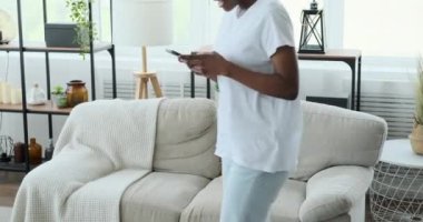 Mutlu kadın koltukta dinlenirken cep telefonu kullanıyor.