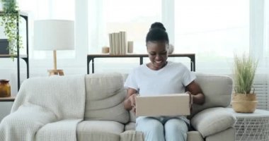 Yeni ayakkabılar için üzgün bir kadın.