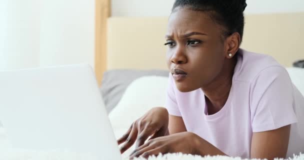 Mulher surpreendida em receber boas notícias usando laptop na cama — Vídeo de Stock