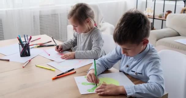 Junge und Mädchen zeichnen auf Papier — Stockvideo