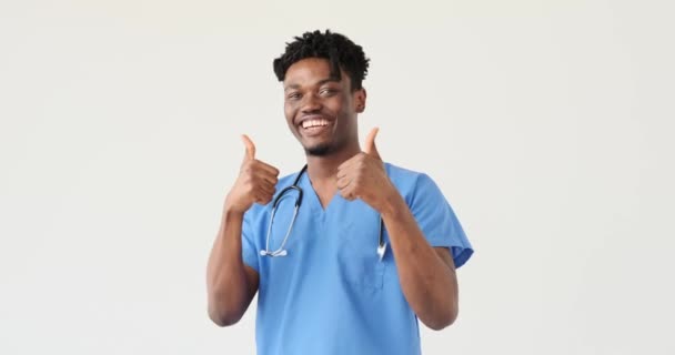 Homme médecin donnant pouces vers le haut sur fond blanc — Video
