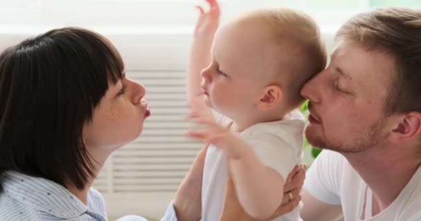 赤ちゃんと遊ぶ親 — ストック動画