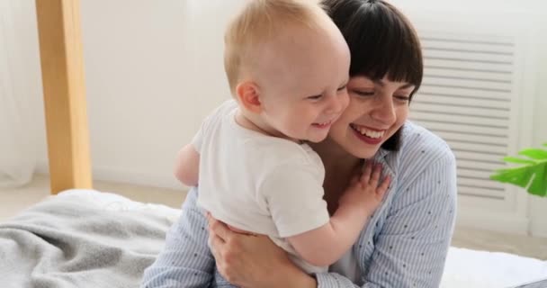 Ouders besteden vrije tijd met baby zoon — Stockvideo