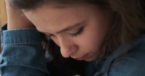 Twarz kobiety cierpiącej na depresję — Wideo stockowe