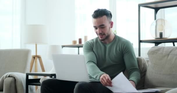 Бизнесмен читает документ во время видеоконференции на ноутбуке — стоковое видео