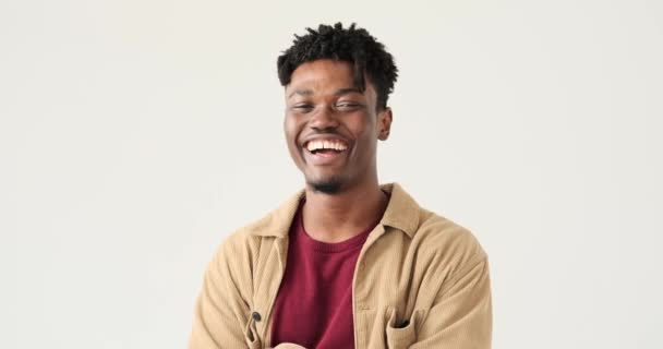 Fiatal afro-amerikai férfi nevet — Stock videók