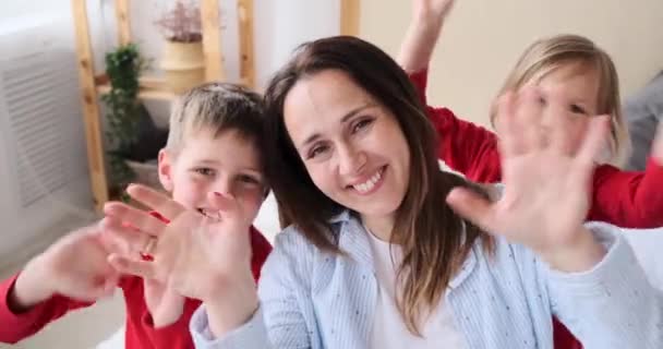 Happy family waving hands looking at camera — Stock Video