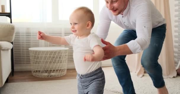 Pais com bebê filho aprendendo a andar — Vídeo de Stock