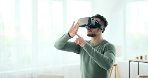 Hombre con auriculares vr y funcionamiento de la pantalla virtual — Vídeos de Stock