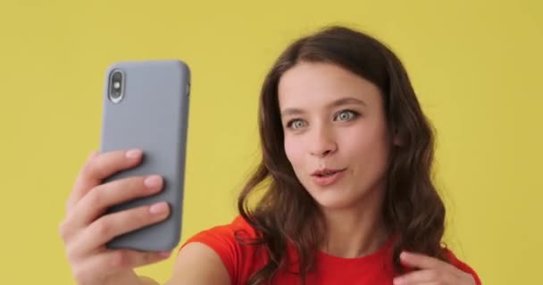 Cep telefonu kullanan kadın görüntüsü sohbeti — Stok video