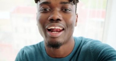 Video konferansında konuşan adam.