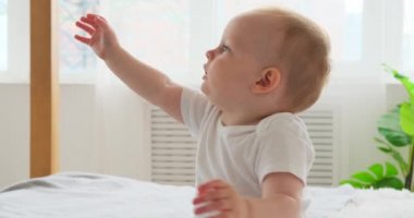 Anne, oğluyla vakit geçiriyor.