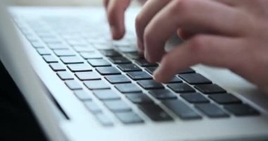 Dizüstü bilgisayarda yazan adamın elleri