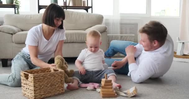 子供と家で遊ぶ親 — ストック動画