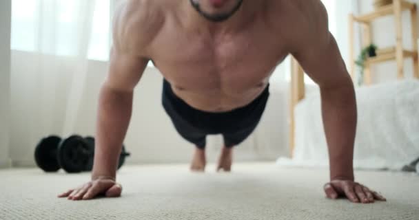 Man doet push-up oefening in de slaapkamer — Stockvideo