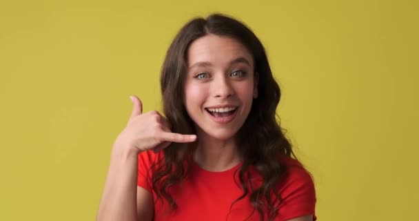 Nő mutatja hívjon gesztus — Stock videók