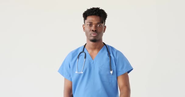 Señal de mano parada gesto médico masculino — Vídeos de Stock