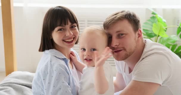 手を振って赤ちゃんの男の子と幸せな家族 — ストック動画