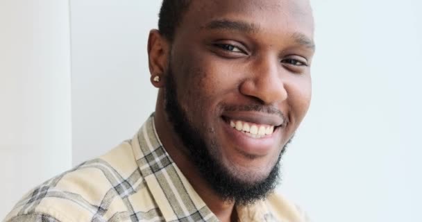 Młody Afroamerykanin uśmiechnięty — Wideo stockowe